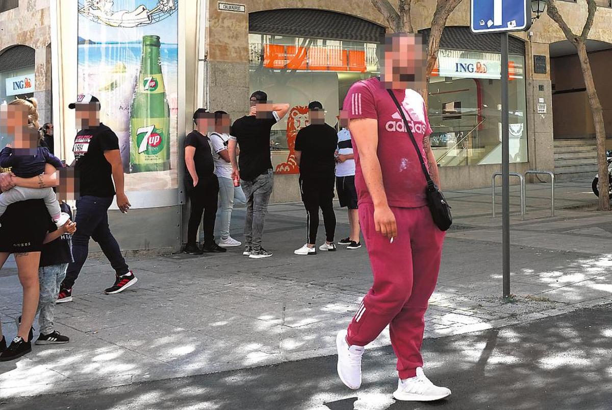 Familiares de los acusados algolpados a la puerta del Juzgado de Guardia tras los arrestos.