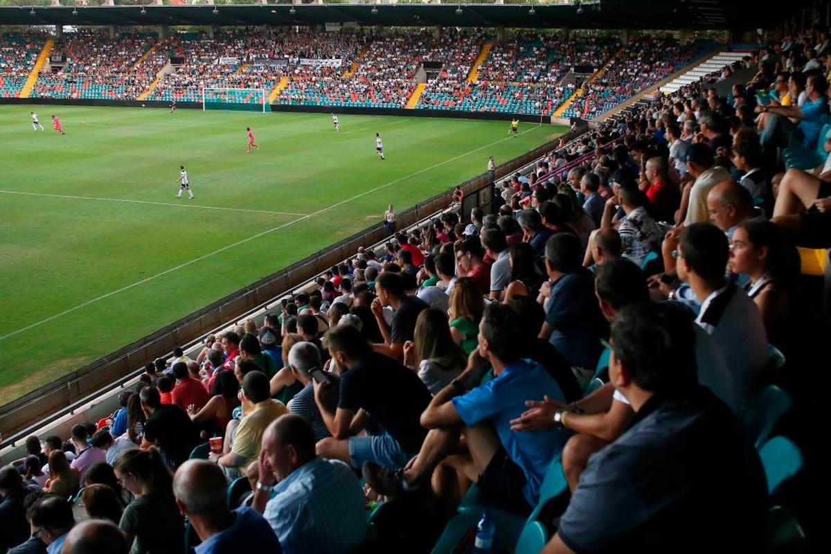 Afición del Salamanca en un partido en el Helmántico