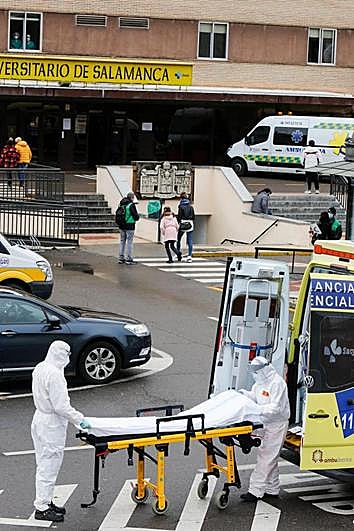 Personal sanitario prepara un traslado al Clínico.