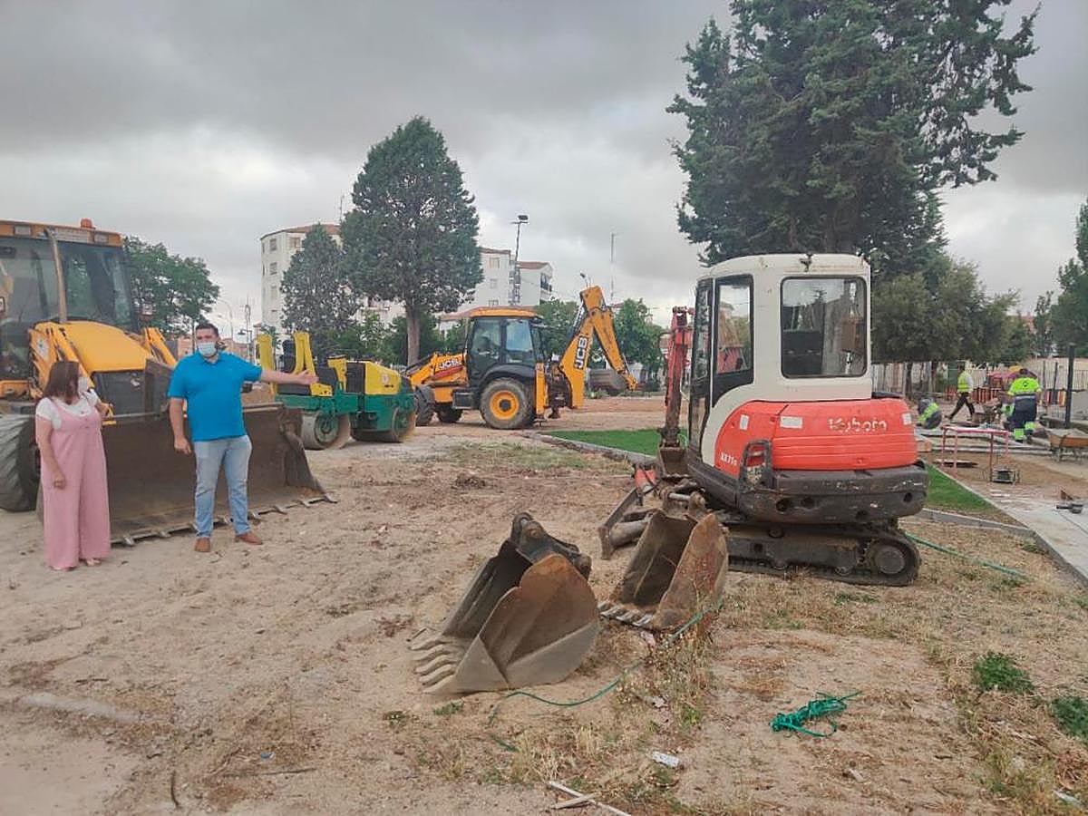 La alcaldesa, Carmen Ávila, y el edil Antonio Poveda, en La Huerta.