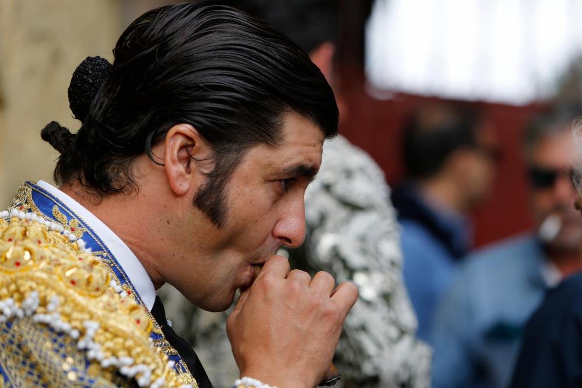 Morante de la Puebla da una calada a un puro en La Glorieta.