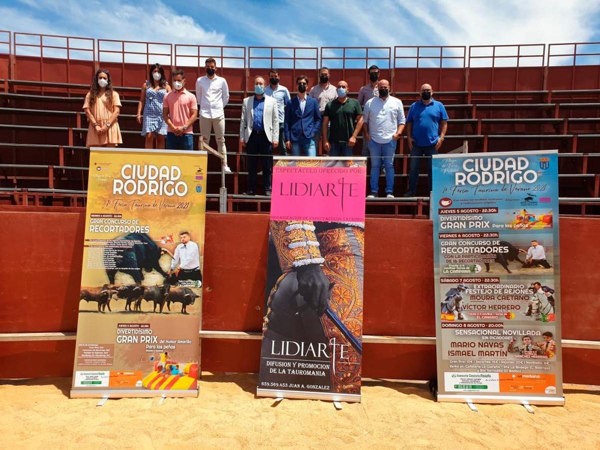 Ayuntamiento y organizadores en la presentación del cartel.