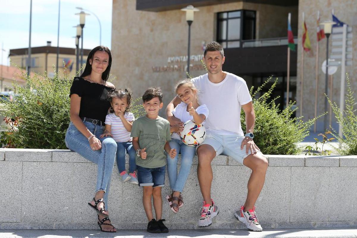 Toti junto con sus tres hijos y su mujer, Sandra, en Villares de la Reina