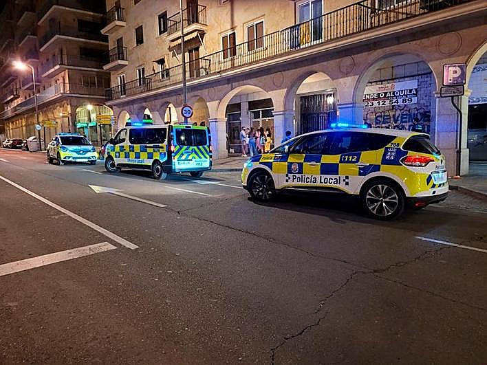 La Policía local, de patrulla nocturna por la Gran Vía