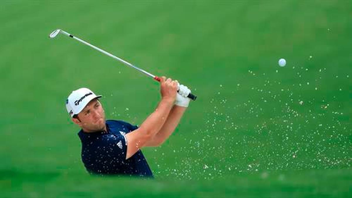 Jon Rahm golpea una bola durante su sesión de práctica del martes en el Augusta National.