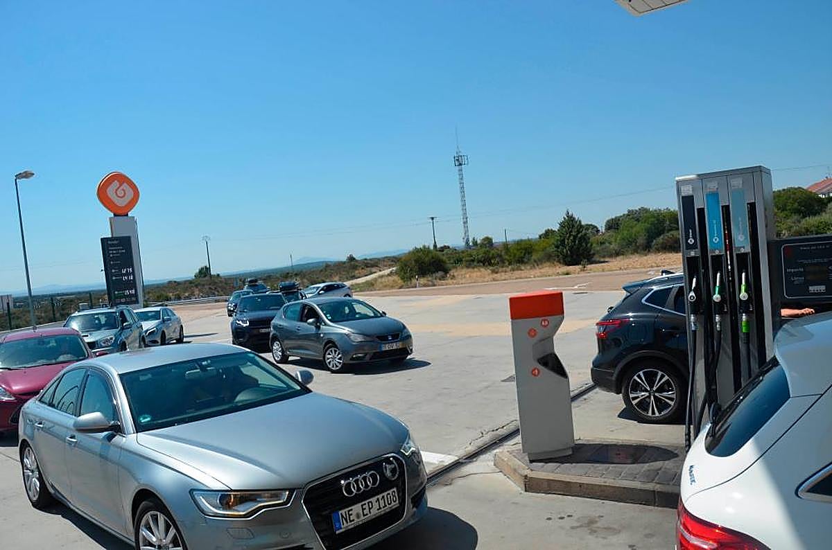 Fila de coches en una de las gasolineras de Fuentes de Oñoro