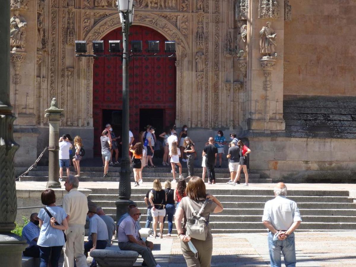 Turistas paseando por la ciudad.