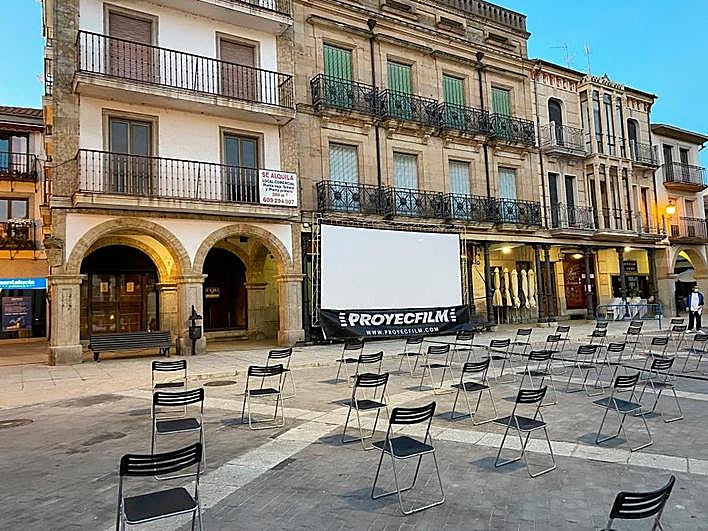 Todo preparado para una sesión de cine al aire libre a cargo de Proyecfilm.