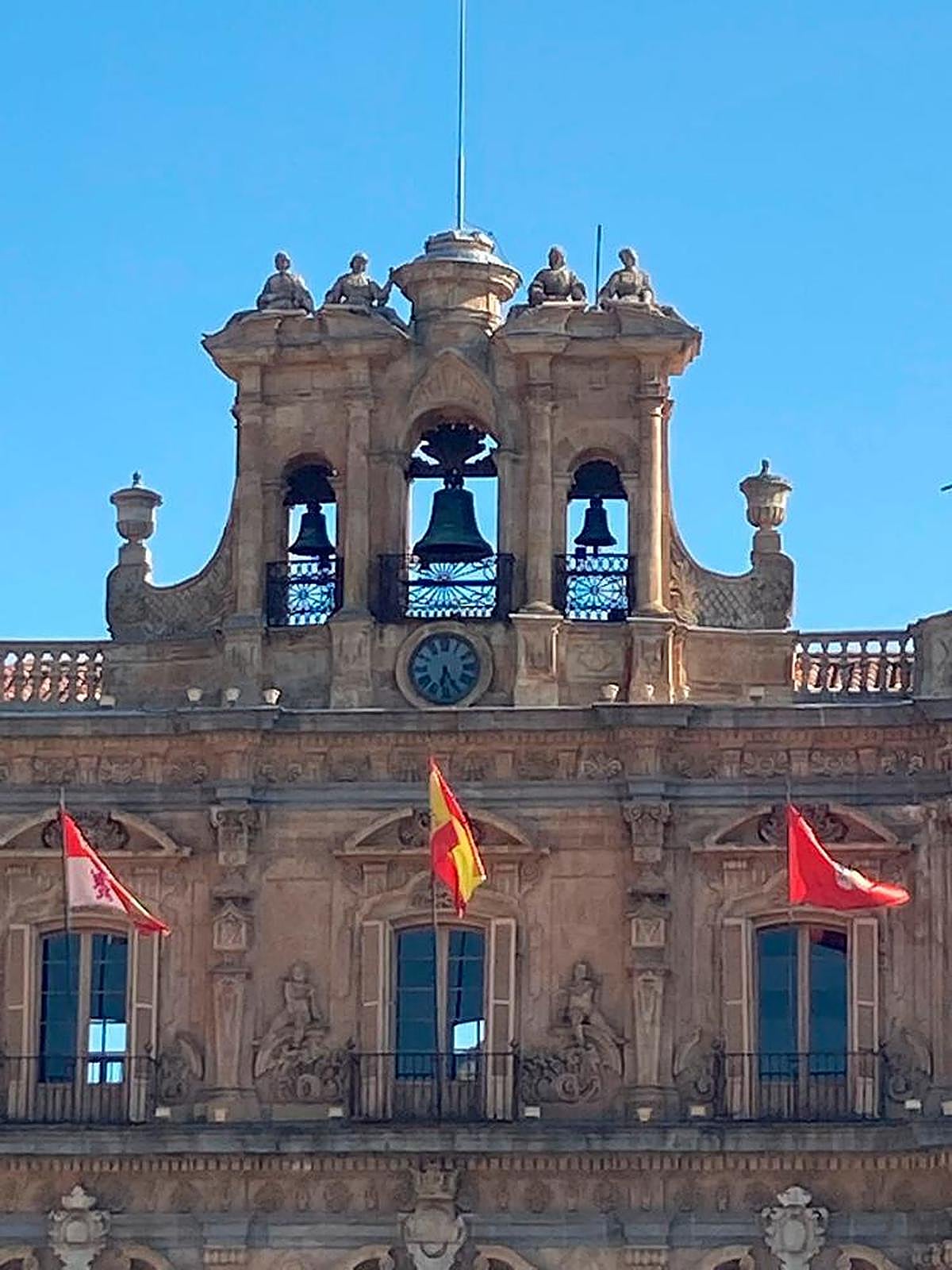 El reloj de la Plaza Mayor marcaba una curiosa hora esta mañana