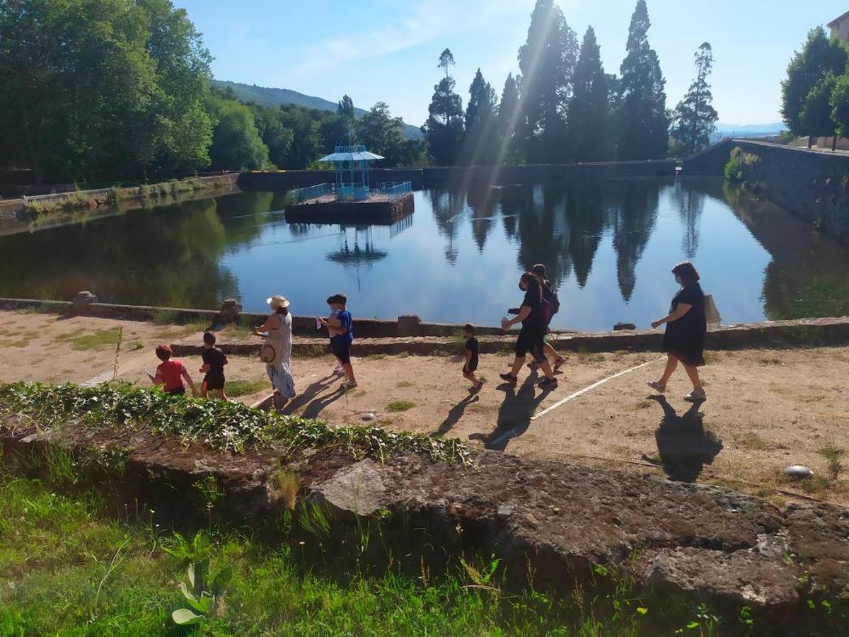 Varios niños participan en un taller didáctico en El Bosque de Béjar