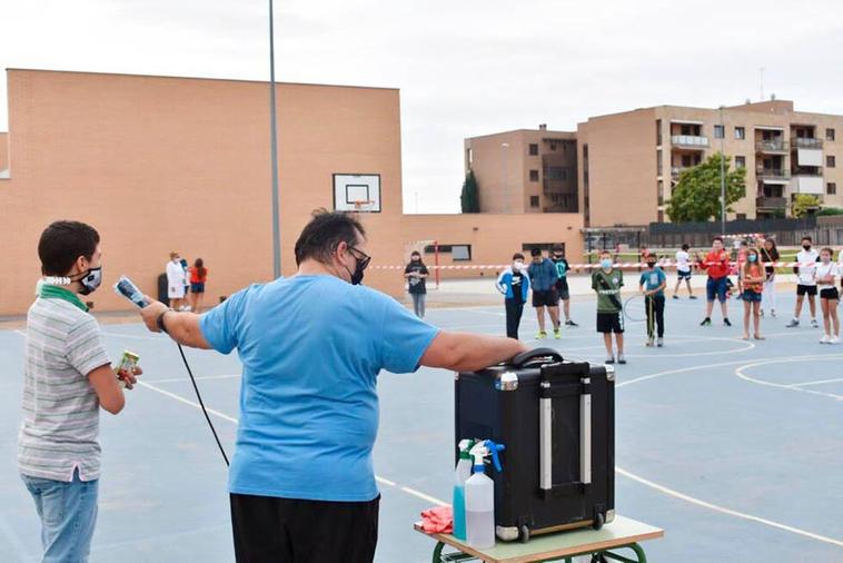 Los niños de Carbajosa en una actividad en el patio del colegio La Ladera el pasado curso.