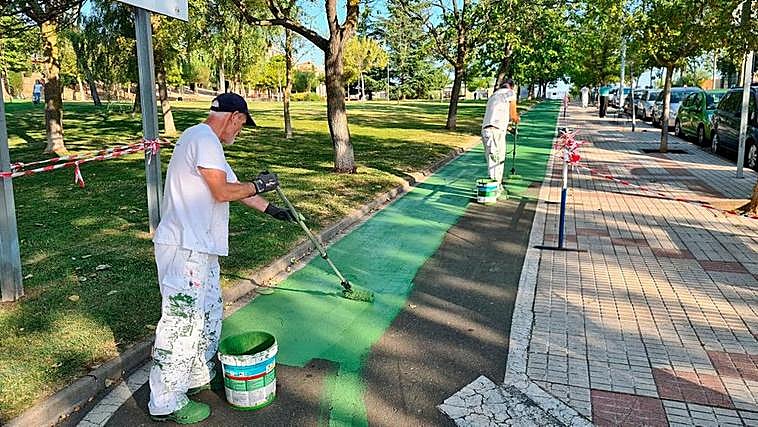 Un operario pinta el carril bici en el paseo de los Olivos