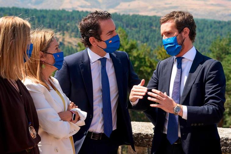 El presidente del PP, Pablo Casado, conversa con Teodoro García Egea y Ana Pastor.