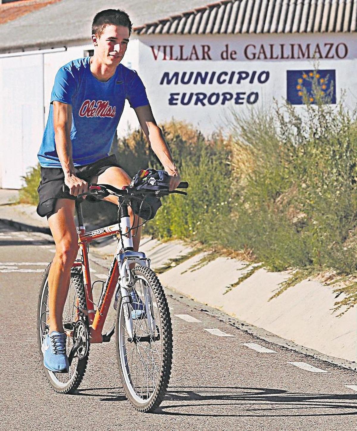 Mario García Romo paseando en bicicleta por su pueblo.