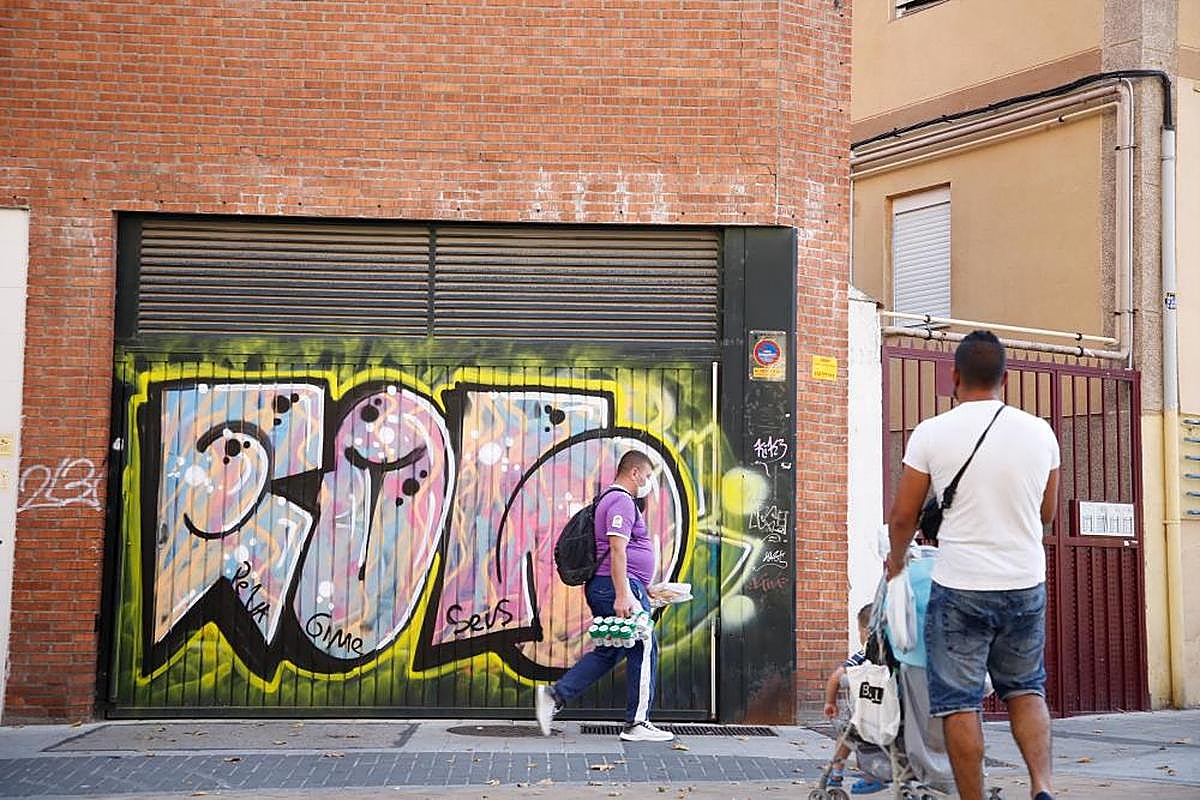 Una pintada en la avenida de los Cedros, cuyo autor ha sido multado por el Ayuntamiento.