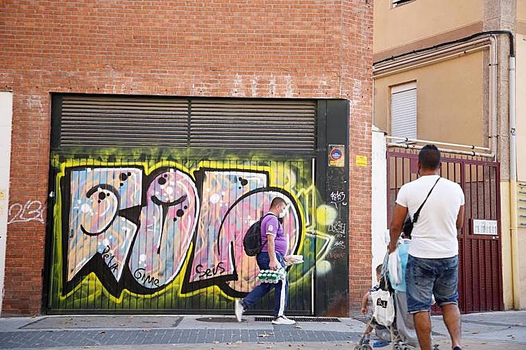 Una pintada en la avenida de los Cedros, cuyo autor ha sido multado por el Ayuntamiento.