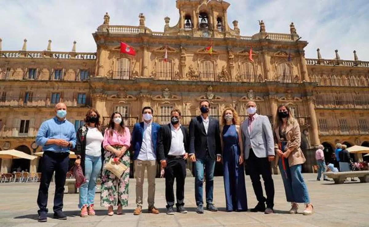 Foto familia con el Eurodiputado en la Plaza Mayor de Salamanca.