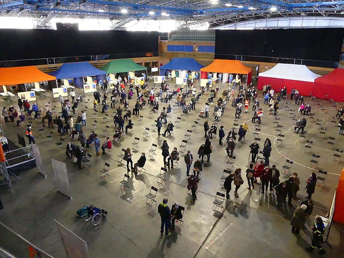 Vacunación en el pabellón del Multiusos Sánchez Paraíso.
