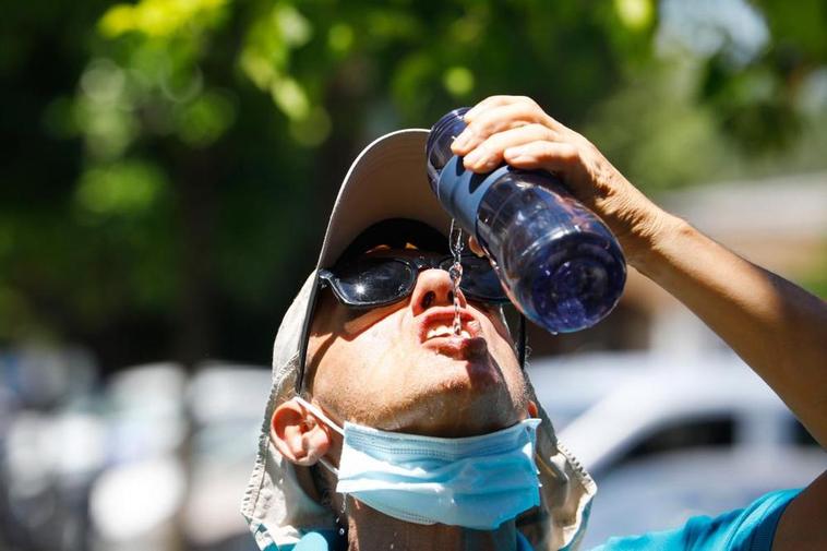 Un joven protegido con gafas oscuras para evitar el daño del sol.