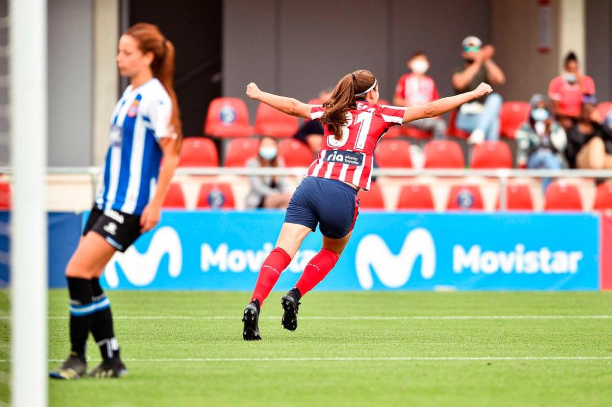 Carmen celebra su gol en el debut con el primer equipo.