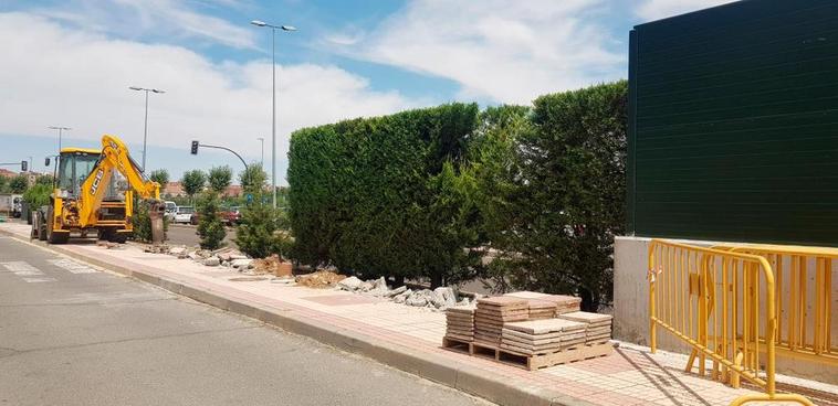 La obra de instalación de la nueva pantalla acústica en La Fontana.