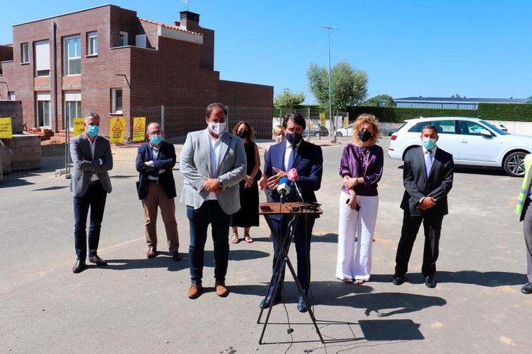 El consejero y el alcalde, en el centro, junto con autoridades de la Junta y el Consistorio.