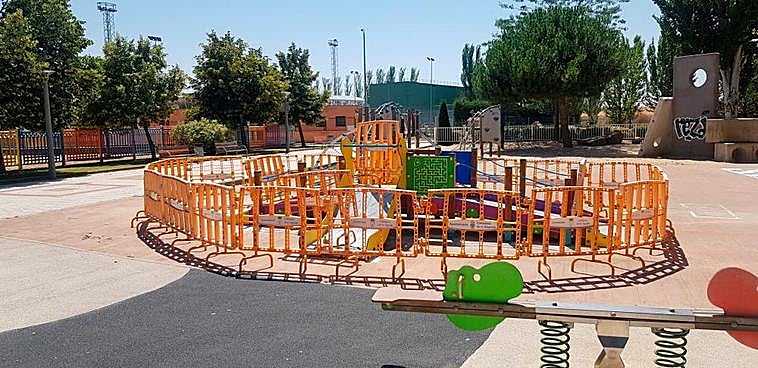 La isla de juegos inclusivos se está instalando en el parque Ciudad de los Niños, en el centro de Carbajosa.