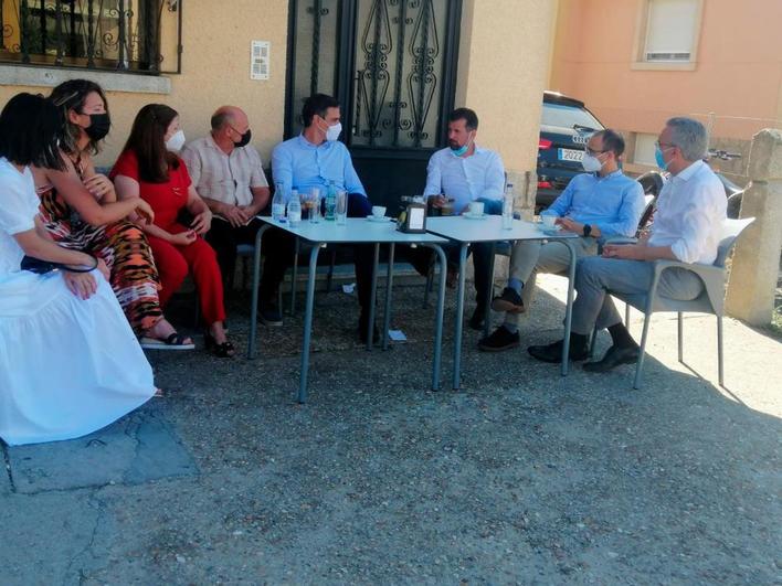 Reunión del Partido Socialista en Calvarrasa, encabezada por Sánchez, para mostrar su compromiso con el mundo rural