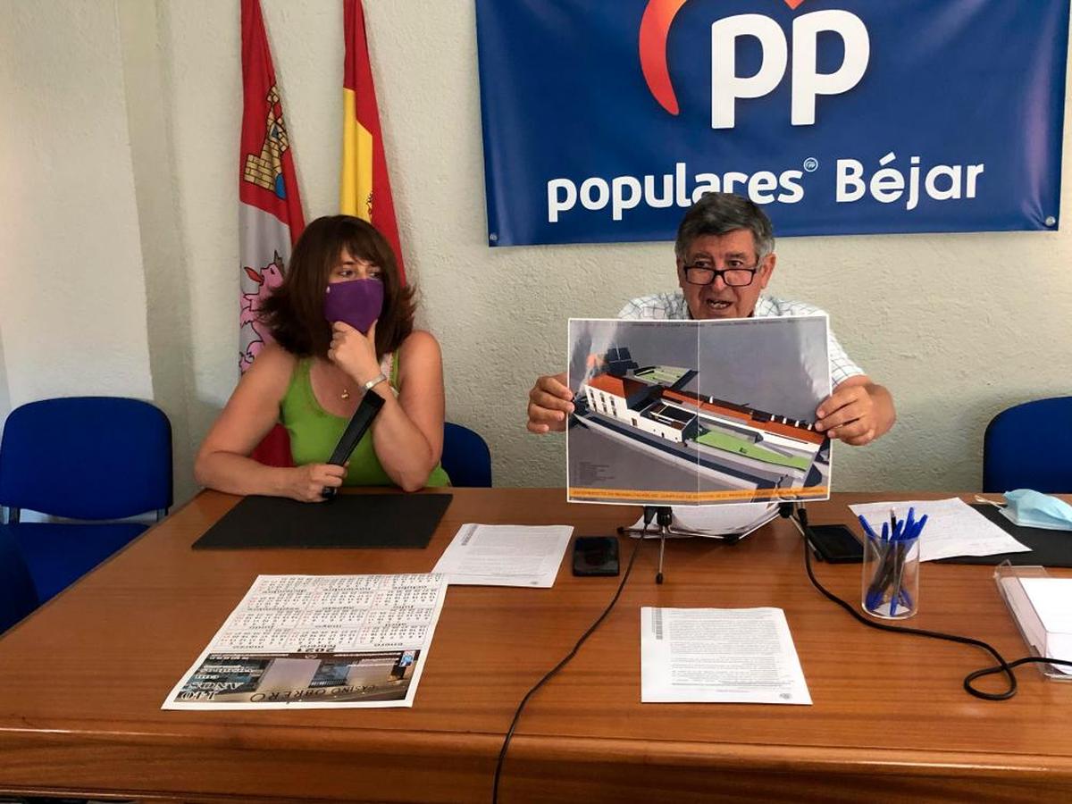 Olga García y Alejo Riñones, en la sede del PP en Béjar.