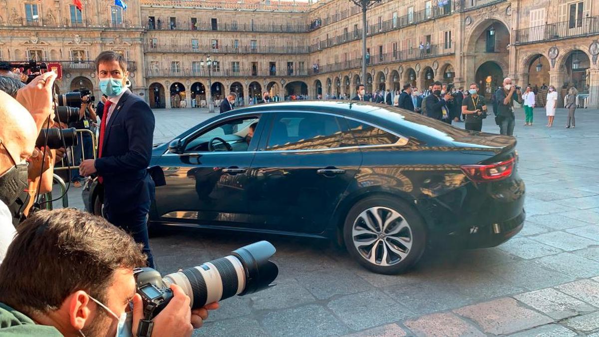 El coche oficial de Pedro Sánchez, ‘hasta la cocina’.