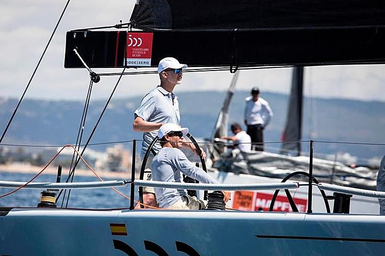 El Rey ha subido a bordo de la embarcación para realizar los entrenamientos previos a la competición.