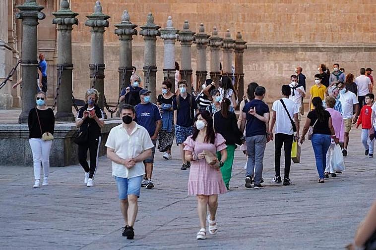 Ambiente en el centro histórico de Salamanca este sábado.