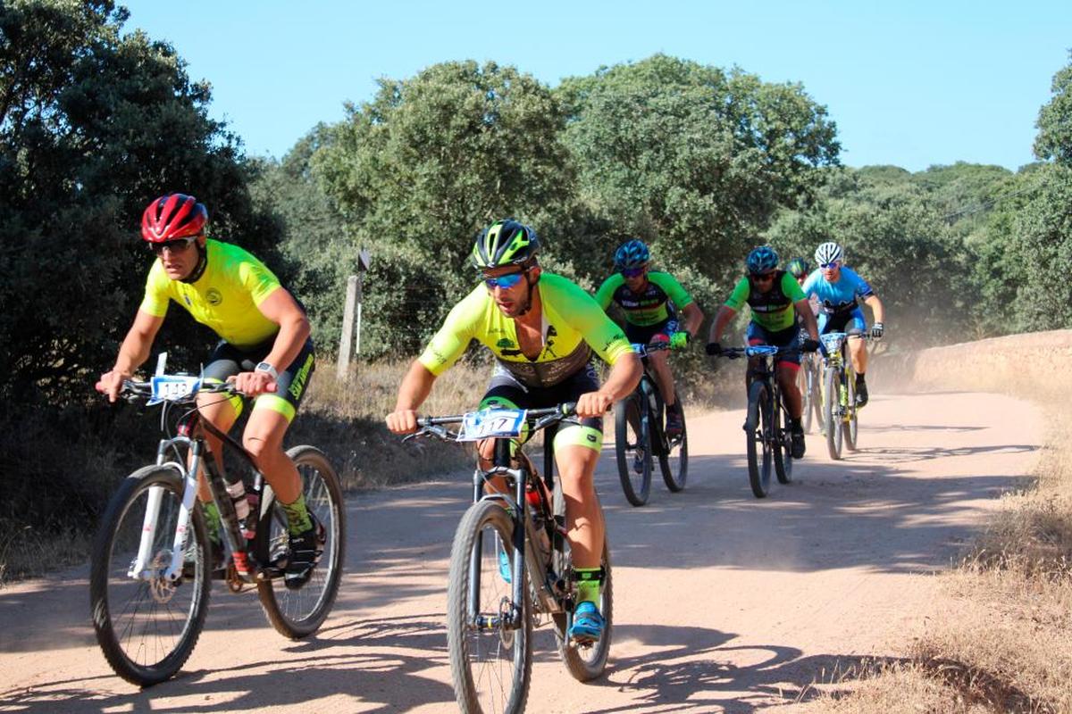 Participantes en la competición durante la ruta.