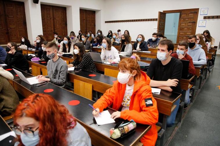 Estudiantes en la Facultad de Filología en un aula al inicio del curso 2020-21 en el mes de octubre.