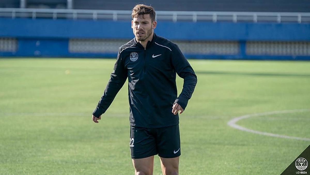 Kike López en su última campaña en el Ibiza.