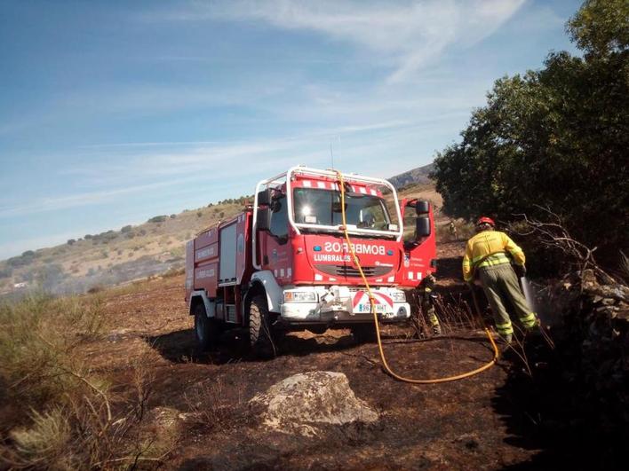 Los bomberos en acción en Hinojosa de Duero