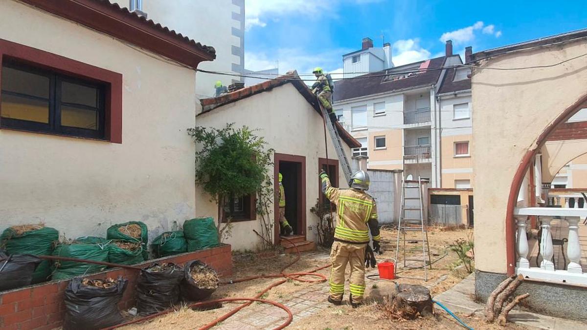 Labores de extinción del fuego en el chalé.