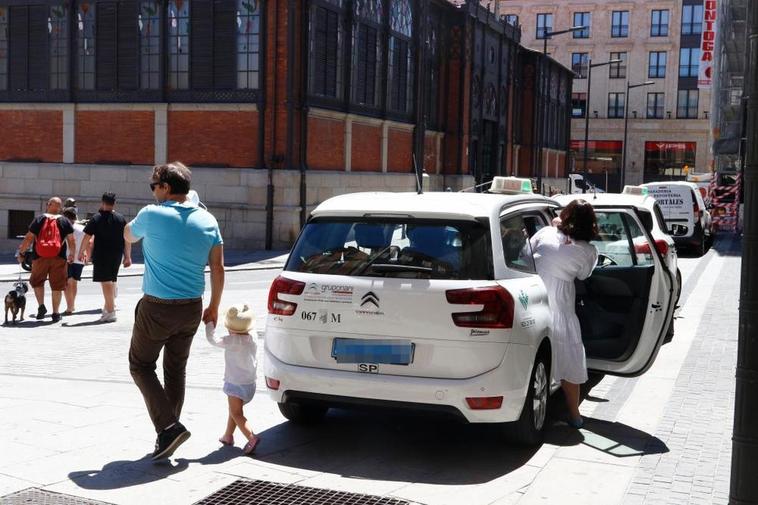 Una mujer se sube a un taxi en la parada de la plaza del Mercado. I ALMEIDA