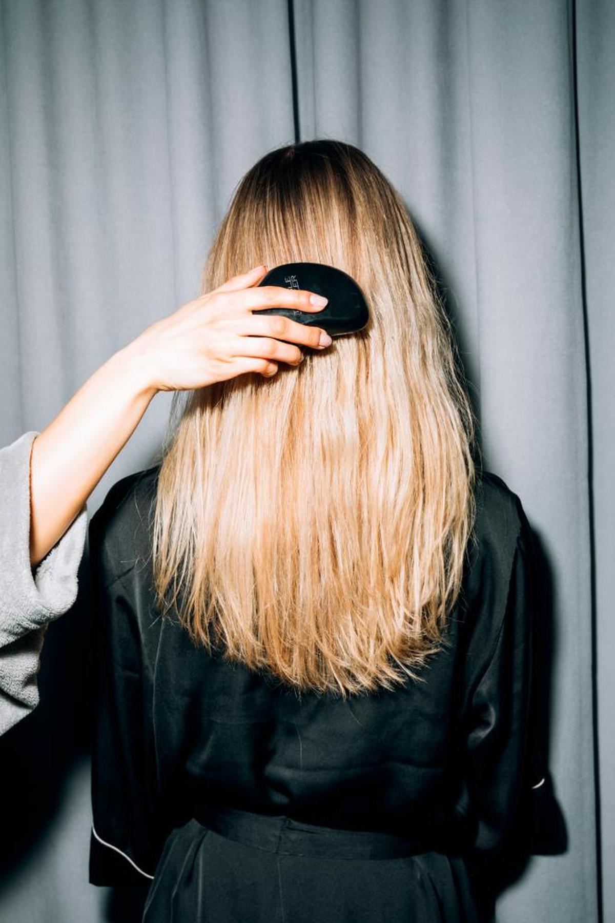 Estos hábitos que pueden ayudar a que el crecimiento de tu cabello no vaya tan despacio.