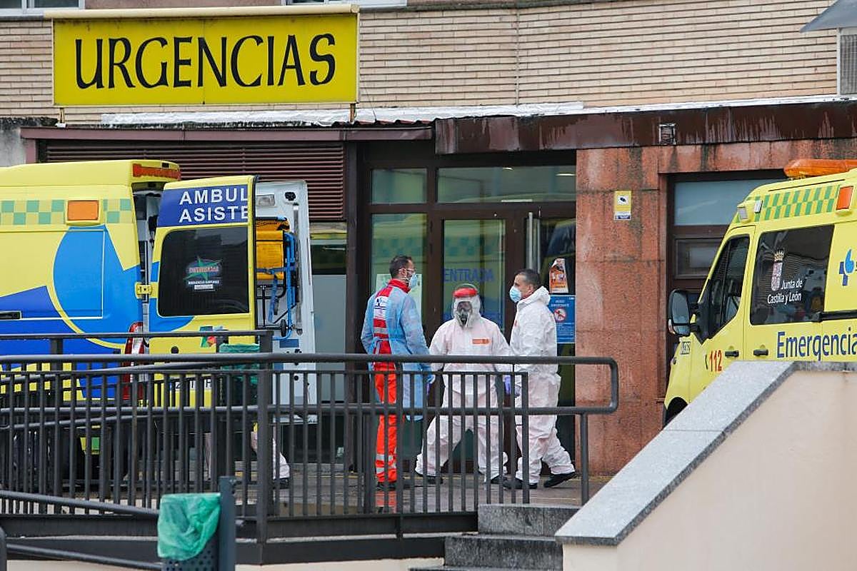 Personal sanitario realiza un ingreso a través de las Urgencias del Clínico.