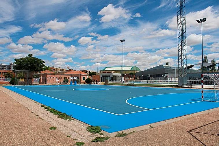 La pista multideporte del Complejo exterior de Carbajosa en la que se acometerán las obras.