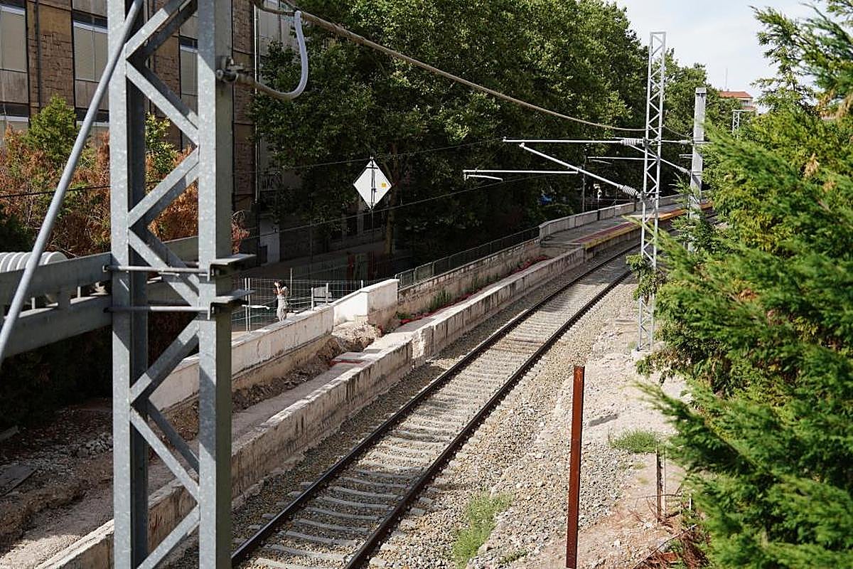 Las obras en el apeadero de La Alamedilla, paralizadas desde hace exactamente un año.