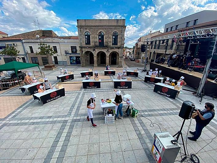 La plaza de España de Vitigudino, con animación