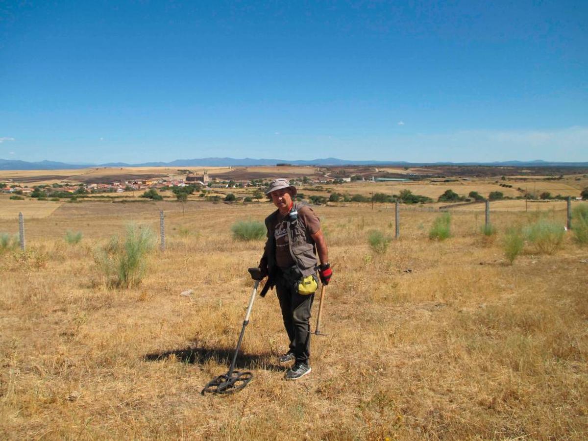 Clemente González, en 2017 durante la prospección con el detector.