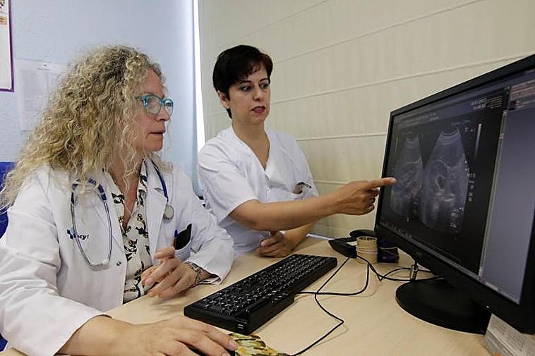 Dos profesionales del Hospital de Salamanca revisan el caso de un paciente en imagen de archivo.