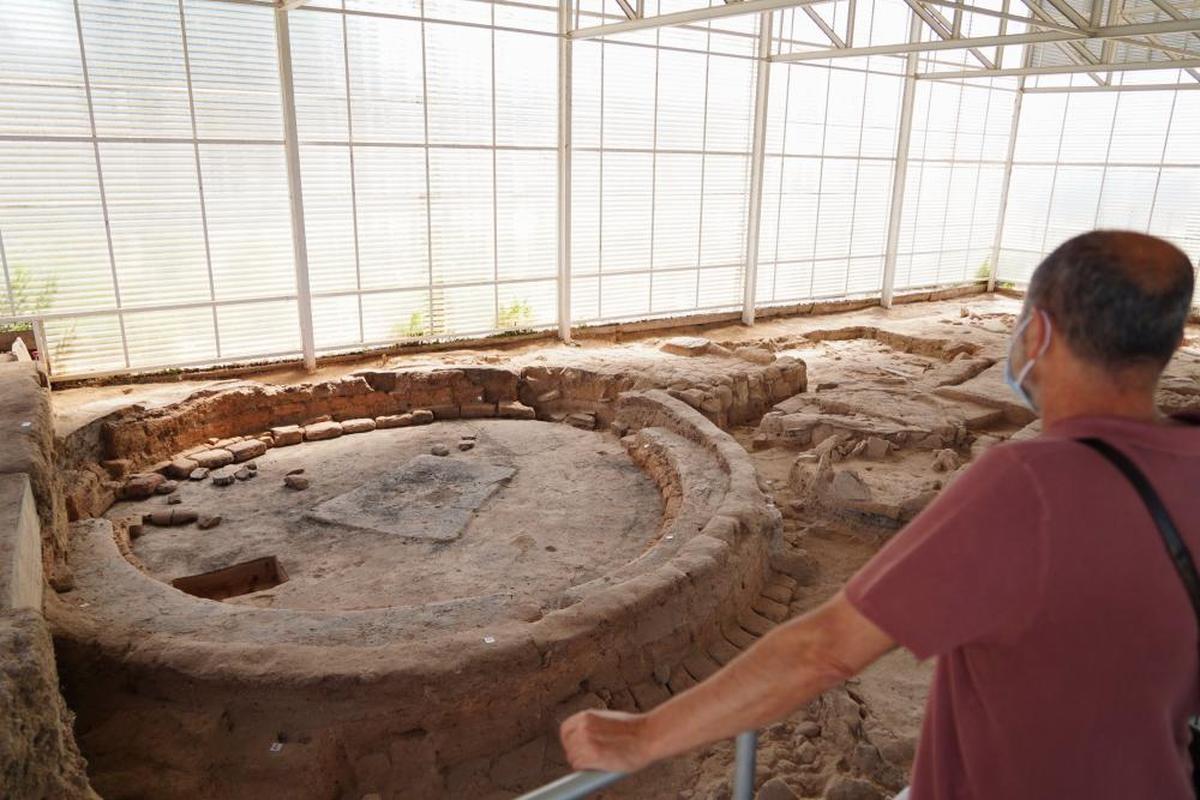 El arqueólogo municipal, Carlos Macarro, observa la cabaña de la Edad de Hierro.