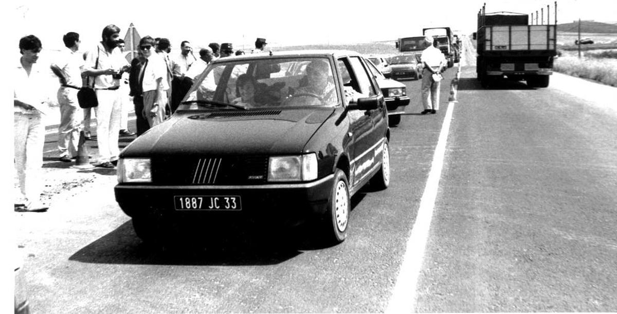 Primeros vehículos que circulaban por la recién estrenada circunvalación el 27 de julio de 1989.