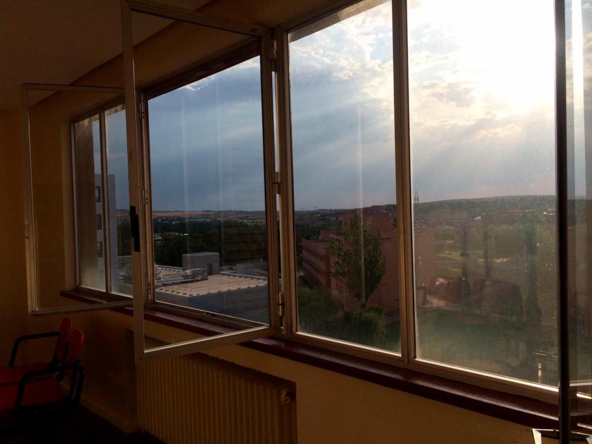 Ventanas abiertas en las plantas más altas de Hospital Clínico.