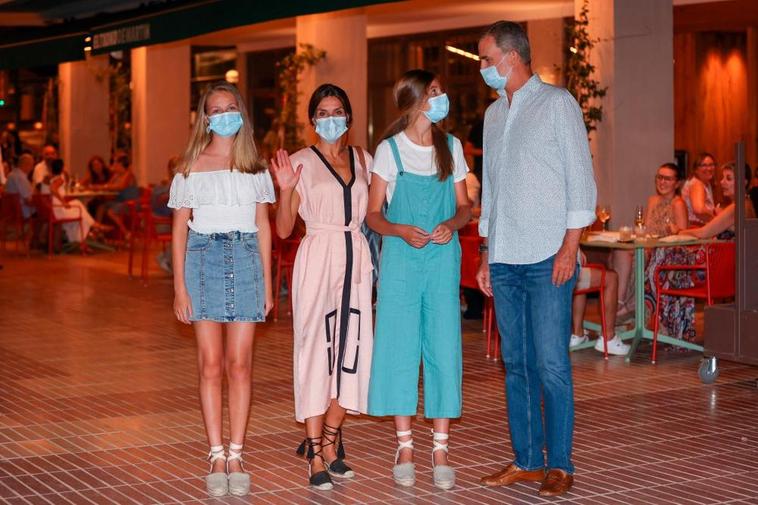 Los reyes junto a sus hijas, en su última noche en Palma.