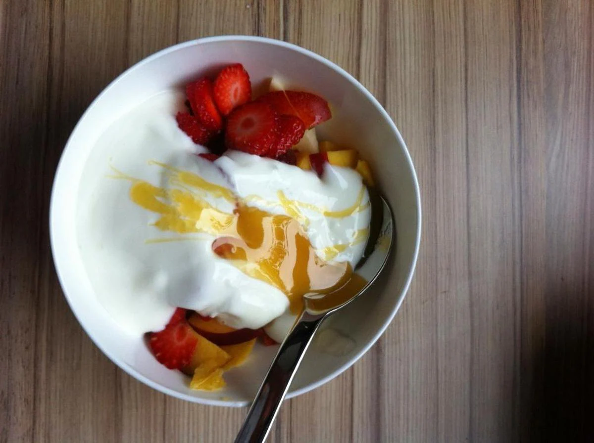 El postre está disponible en dos sabores: yogur de pera, dátil y canela y el yogur de piña y coco.